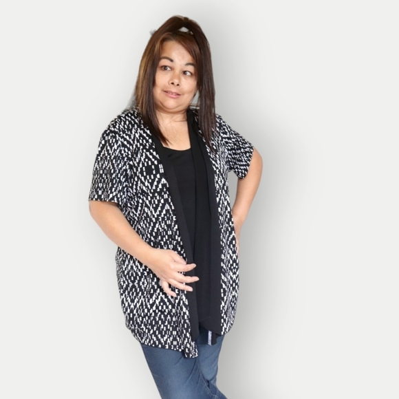 WOMENS L-XL BLACK & WHITE PATTERNED SHORT SLEEVE CARDIGAN WITH ATTACHED CAMI - Picture 4 of 7